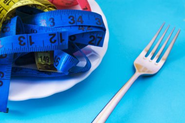 Diyet ve zayıflatma konsepti. Renkli bantlı tabak