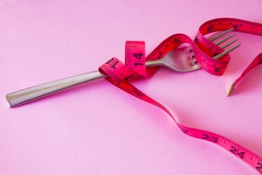 Diyet ve zayıflama kavramı. çatal mezura ile