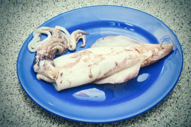 dev kalamar ile kabuklu deniz ürünleri yemek