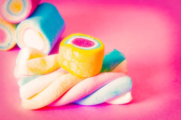 Tatlı Pembe Bir Arka Plan Üzerinde Renkli Şekerleme — Stok fotoğraf
