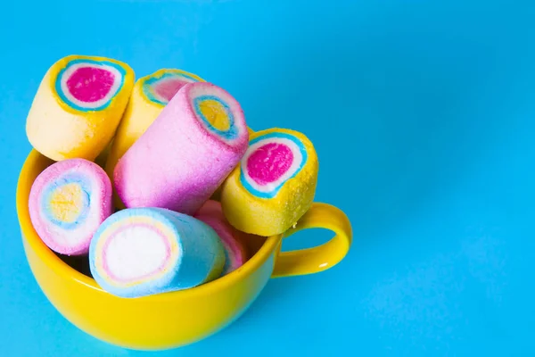 Copo Cheio Marshmallows Coloridos Fundo Azul — Fotografia de Stock