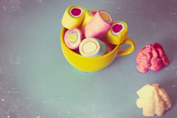 Tasse Pleine Guimauves Colorées Sur Fond Bleu — Photo