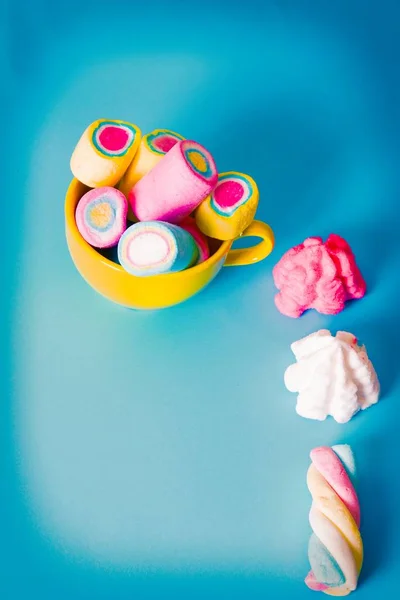 Copo Cheio Marshmallows Coloridos Fundo Azul — Fotografia de Stock