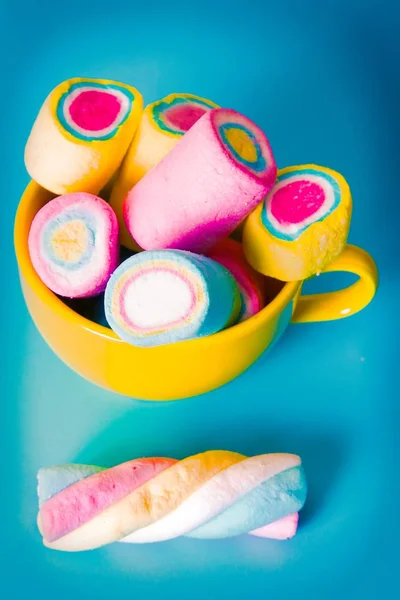 Doce Marshmallows Coloridos Fundo Azul — Fotografia de Stock