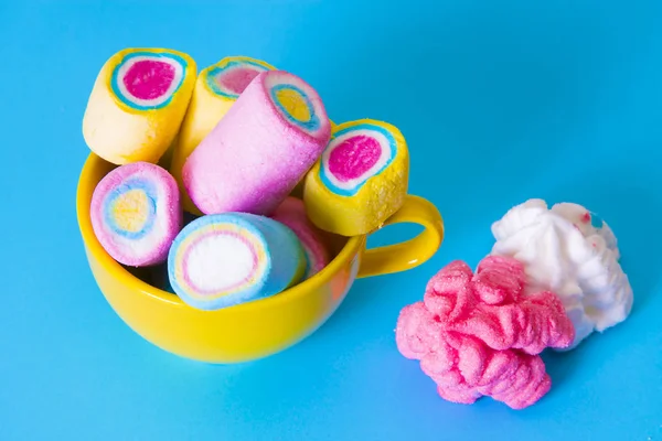 Süß Farbige Marshmallows Auf Blauem Hintergrund — Stockfoto