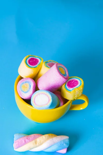 Süß Farbige Marshmallows Auf Blauem Hintergrund — Stockfoto