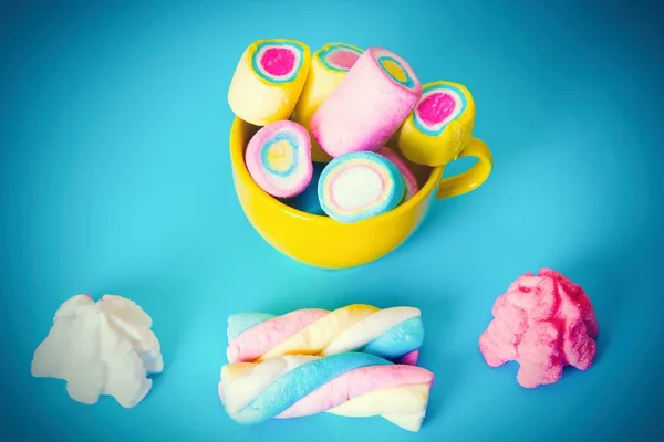 Doce Marshmallows Coloridos Fundo Azul — Fotografia de Stock