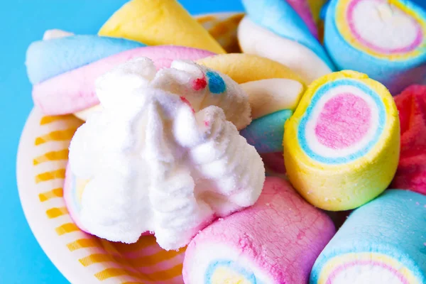 Süß Teller Voller Bunter Marshmallows Auf Blauem Hintergrund — Stockfoto