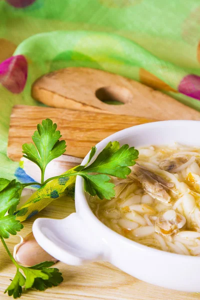 Zuppa Tagliatelle Con Pollo Prezzemolo Tovaglia Tavola Legno — Foto Stock