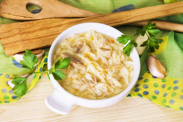 Sup Mie Dengan Ayam Dan Peterseli Atas Taplak Meja Dan — Stok Foto