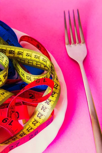 饮食和减肥的概念 装满胶带和餐具的盘子 — 图库照片