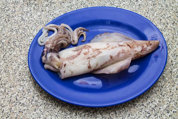 Piatto Con Calamari Sul Tavolo — Foto Stock