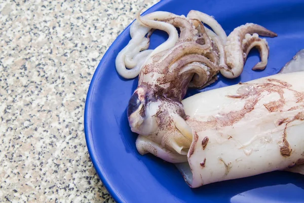 Piatto Con Calamari Sul Tavolo — Foto Stock