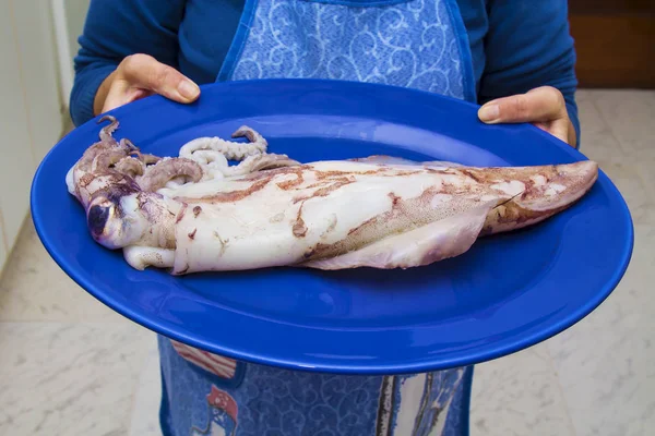 Händer Som Håller Plattan Med Giant Squid — Stockfoto