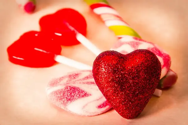 バレンタインの心お菓子キャンディーで挨拶 — ストック写真