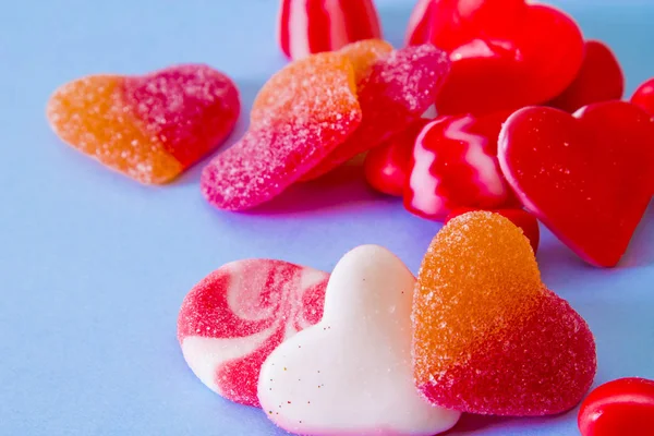 Gummy Snoepjes Hartvormige Lollies Blauwe Achtergrond — Stockfoto