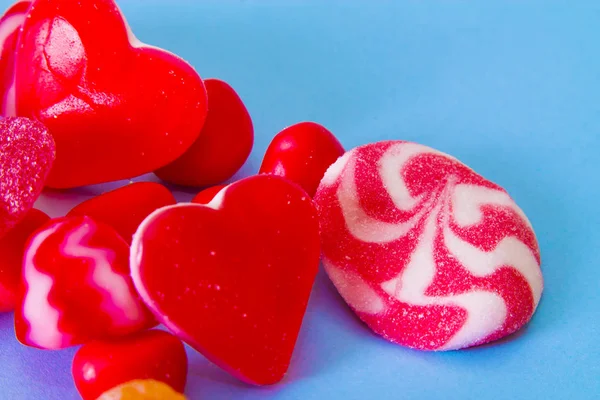 Caramelos Goma Piruletas Forma Corazón Sobre Fondo Azul — Foto de Stock