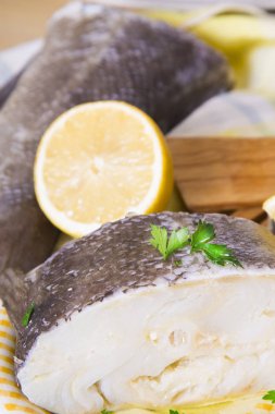 yağ, maydanoz ve limon ile pişmiş cod