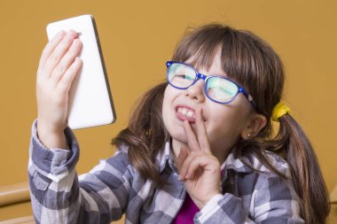 Kız bir selfie ok sembolü ile cep telefonu ile yapma