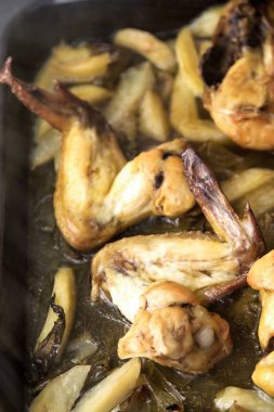 kızarmış tavuk, kanatları ve uyluk parçalar