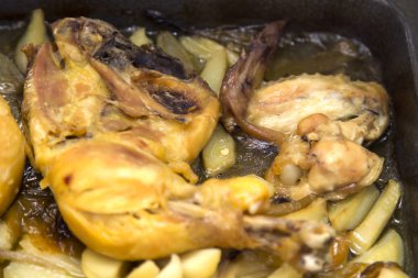 kızarmış tavuk, kanatları ve uyluk parçalar