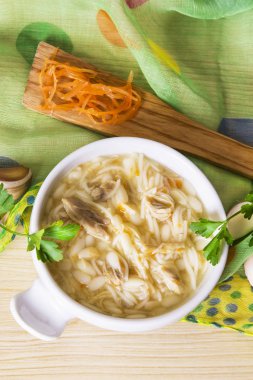 şehriye çorbası ve tavuk havuç ve sarımsak ile