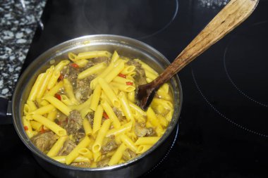 ile haşlanmış makarna ve et güveç