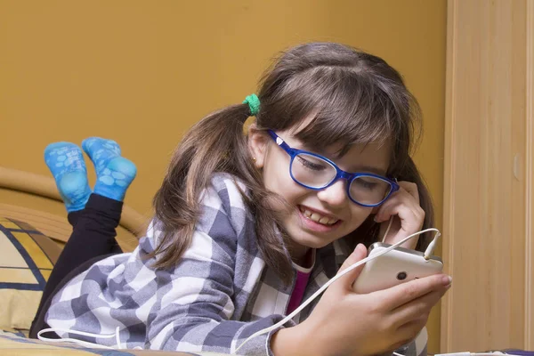 Девушка Слушает Музыку Наушниками Мобильным Телефоном — стоковое фото