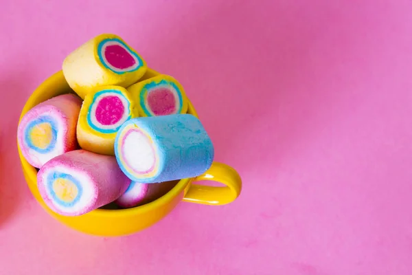 Coloress Pembe Bir Arka Plan Üzerinde Marshmallows — Stok fotoğraf