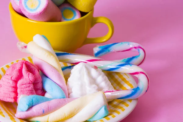 Coloress Pembe Bir Arka Plan Üzerinde Marshmallows — Stok fotoğraf