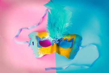 Karnaval parti. Karnaval maskesi pembe ve mavi arka plan üzerinde