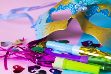 Karnaval parti. pembe ve mavi arka plan karnaval maskesi ve parti şapkası