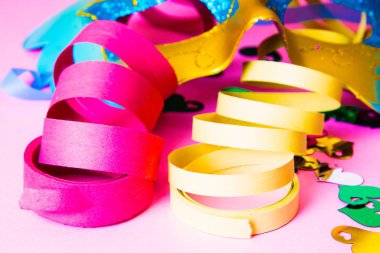 Karnaval maskesi pembe arka plan, karnaval kavramı üzerinde