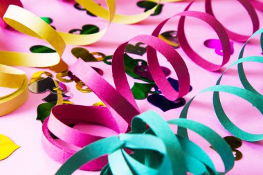Parti dekorasyon. pembe adam üzerinde renkli flamalar