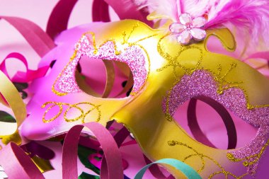 Konfeti, serpantin ve maskeleri karnaval parti arka plan