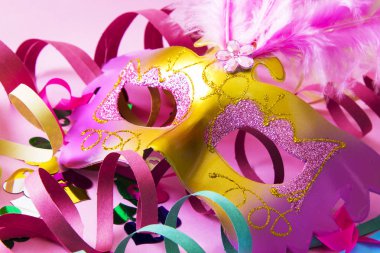 Konfeti, serpantin ve maskeleri karnaval parti arka plan