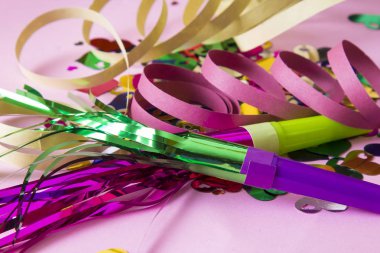 matasuegras, konfeti ve renkli flamalar. parti konsept