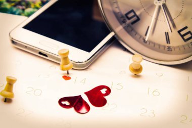 Sevgililer kavramı. cep telefonu ve takvim ile çalar saat