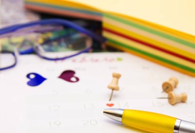 14 Şubat takvim ile ofis, banka donatımı