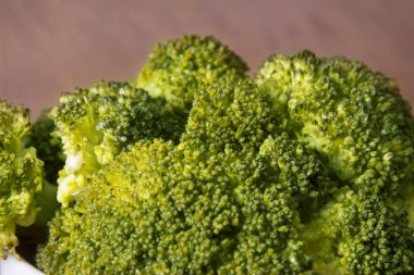 ahşap masa üzerinde brokoli ile seramik tabak