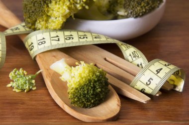 Pişmiş brokoli ve şerit metre. diyet ve zayıflama kavramı