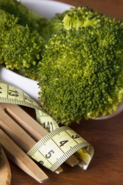 Pişmiş brokoli ve şerit metre. diyet ve zayıflama kavramı