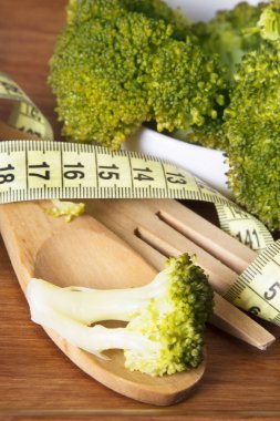 Pişmiş brokoli ve şerit metre. diyet ve zayıflama kavramı
