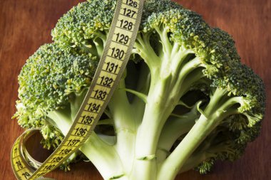 Pişmiş brokoli ve şerit metre. diyet ve zayıflama kavramı