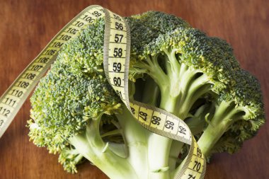 Pişmiş brokoli ve şerit metre. diyet ve zayıflama kavramı