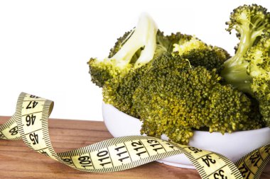 Pişmiş brokoli ve şerit metre. diyet ve zayıflama kavramı
