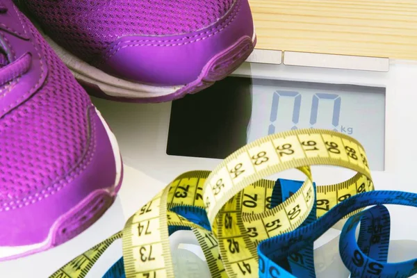 运动鞋 秤和卷尺 饮食和体重概念 — 图库照片