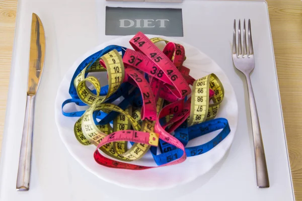 带餐具的胶带的鳞片和板材 饮食和减肥理念 — 图库照片
