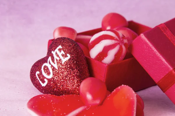 Boîte Cadeau Avec Bonbons Coeur Sur Fond Rose — Photo