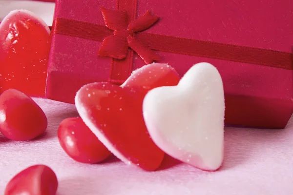 Caixa Presente Com Balas Coração Fundo Rosa — Fotografia de Stock